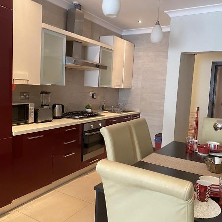 B Bakerstreet - Beautiful Two Bedroom Apartment Акра Екстериор снимка